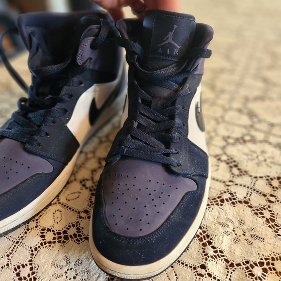 9.5 Air Jordan Nike Throwback Sneaker, Navy & White. Used, not abused! - Picture 8 of 9